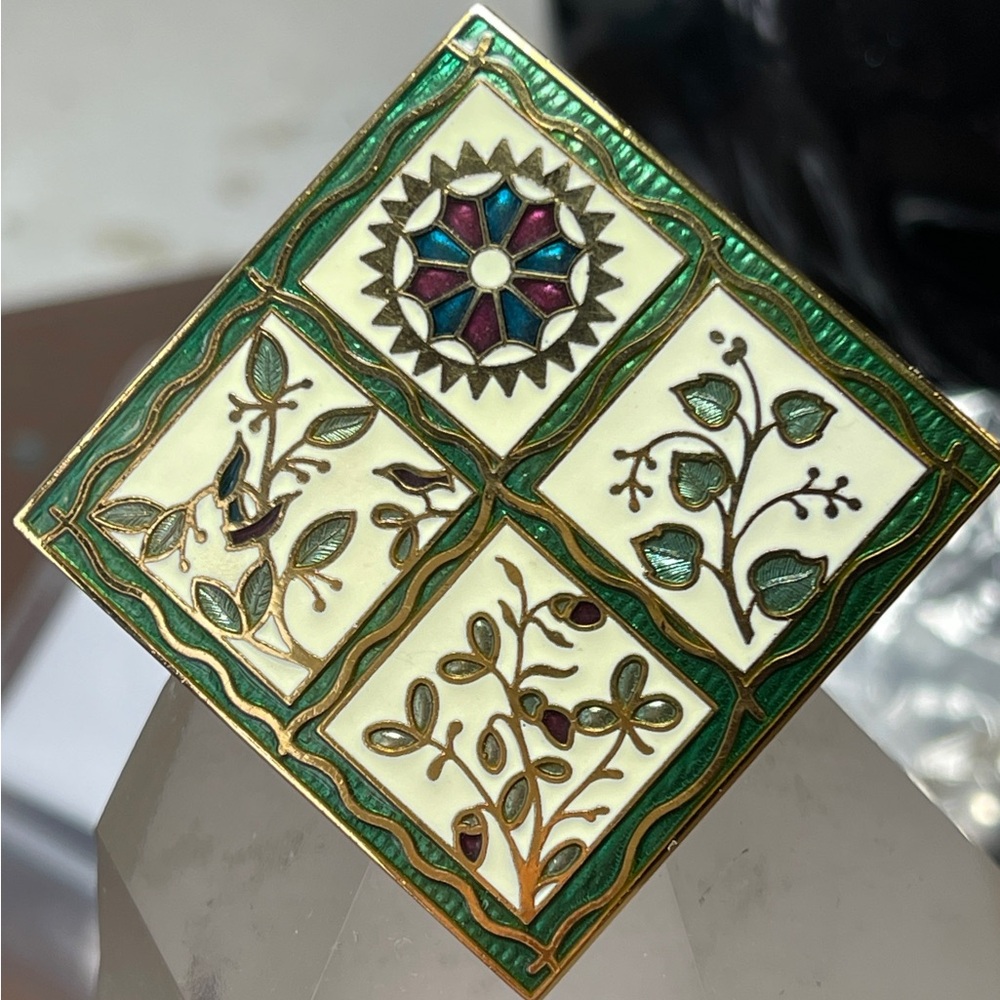 Vintage Botanical diamond-shaped green enameled brooch
